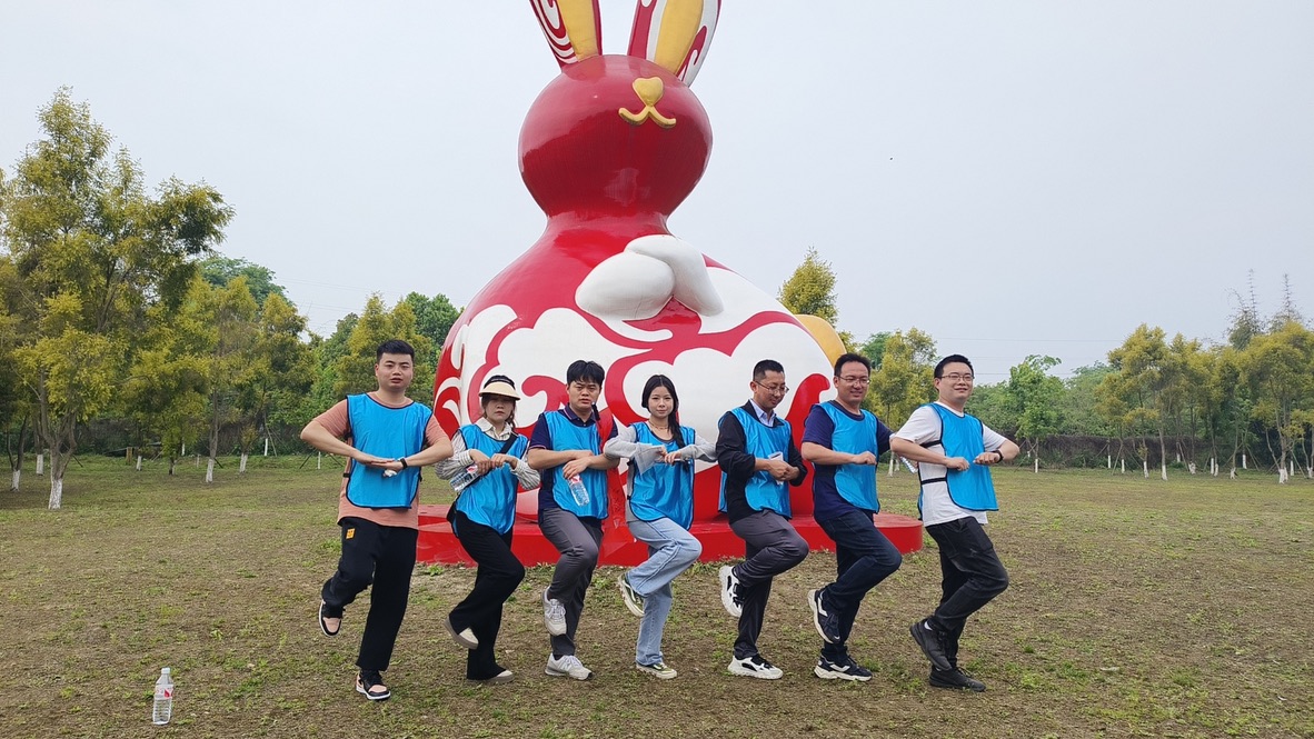 她在我旁边